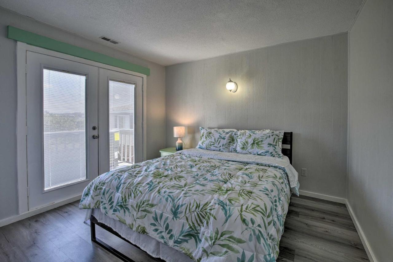 Oak Island Beach Abode With Deck Walk To Shore! ภายนอก รูปภาพ