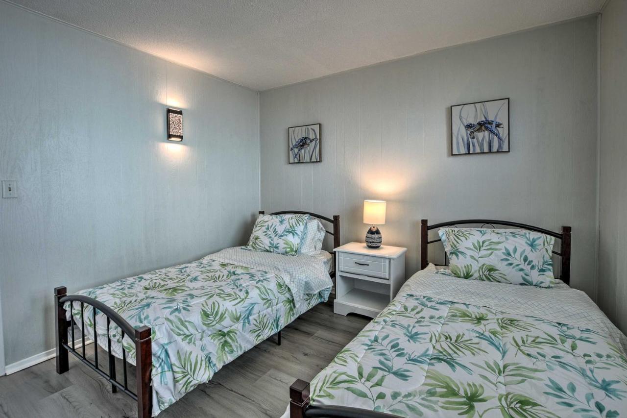 Oak Island Beach Abode With Deck Walk To Shore! ภายนอก รูปภาพ