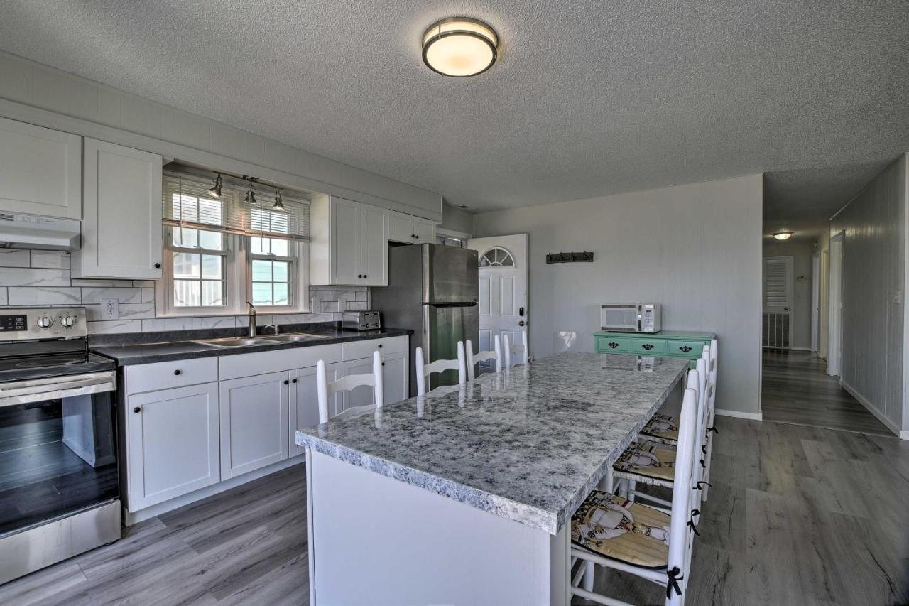 Oak Island Beach Abode With Deck Walk To Shore! ภายนอก รูปภาพ